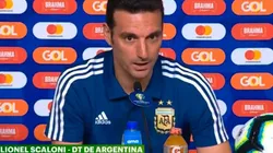 Scaloni en conferencia de prensa.