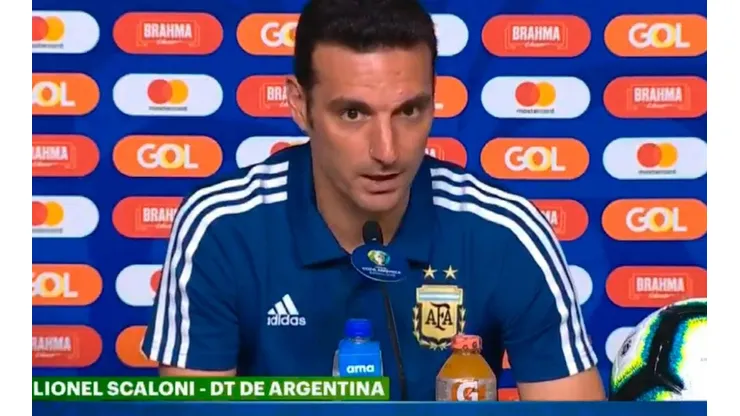 Scaloni en conferencia de prensa.