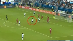 Messi la tiró por arriba del travesaño.