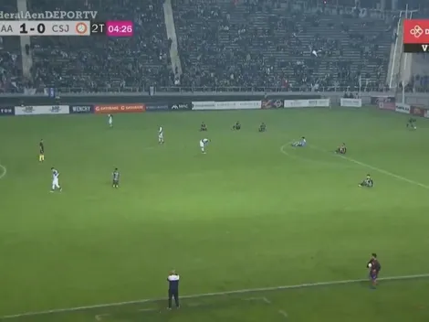 Insólito: San Jorge se sentó en el campo protestando por el arbitraje y Alvarado ascendió al Nacional B