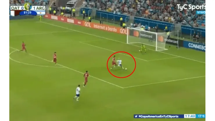 Es una bestia: pasó a uno, pasó a dos, le pegó cruzado y Agüero metió un golazo para Argentina