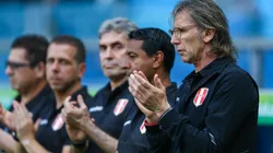 Ejemplo mundial: la caricia de los hinchas peruanos a Gareca tras la dura derrota ante Brasil