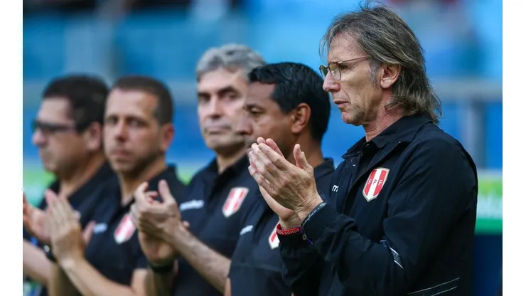 Ejemplo mundial: la caricia de los hinchas peruanos a Gareca tras la dura derrota ante Brasil