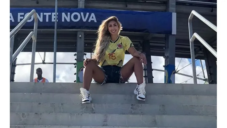 Mateus Uribe no fue titular, pero la esposa se puso la '10' y brilla en las tribunas