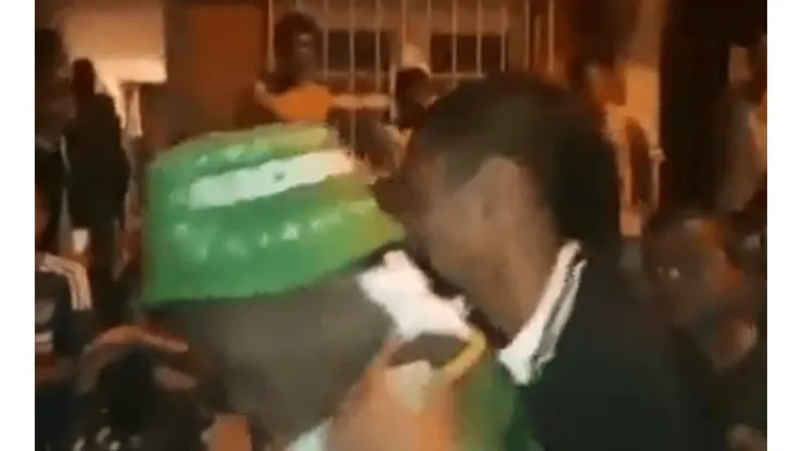 ¡Como en la época de Pablo Escobar! Sacaron del ataúd a hincha de Nacional y lo subieron a una moto