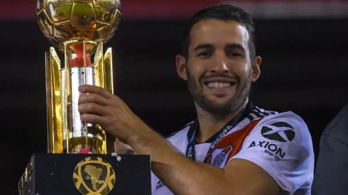 Foto de Camilo levantando una copa en River.