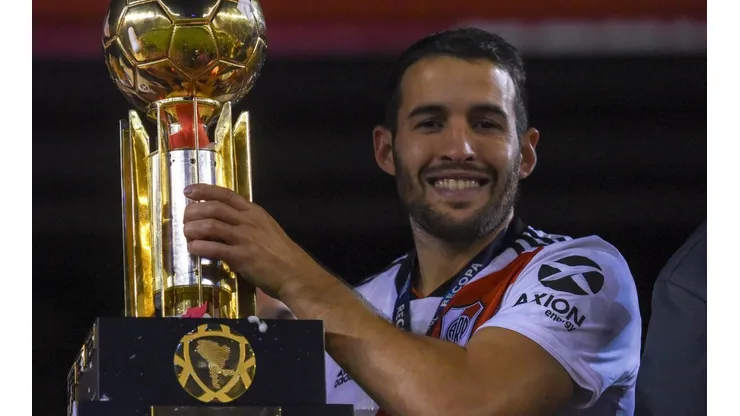 Foto de Camilo levantando una copa en River.