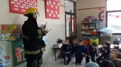 Video viral: un bombero fue a un jardín y la reacción de los nenes fue diabólica