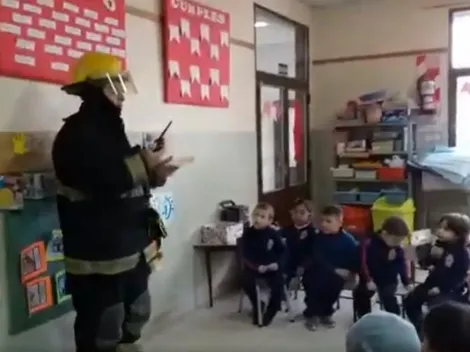 Video viral: un bombero fue a un jardín y la reacción de los nenes fue diabólica