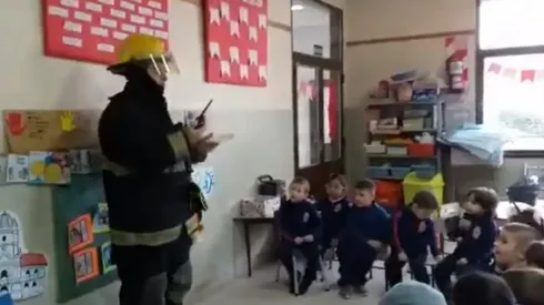 Video viral: un bombero fue a un jardín y la reacción de los nenes fue diabólica