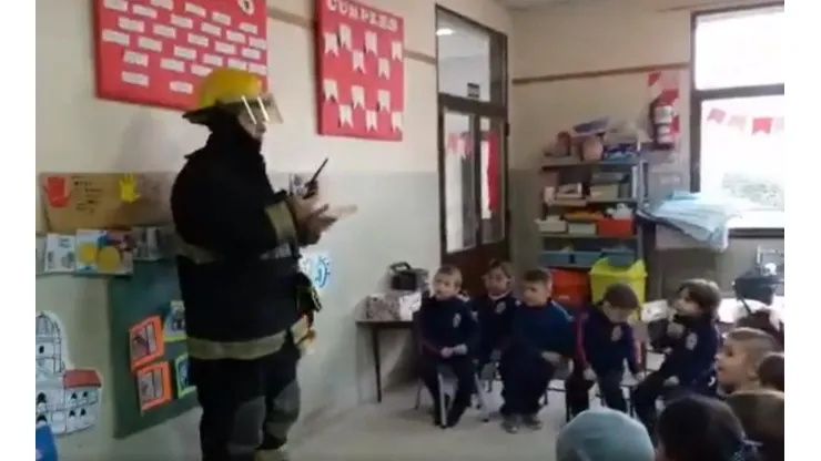 Video viral: un bombero fue a un jardín y la reacción de los nenes fue diabólica