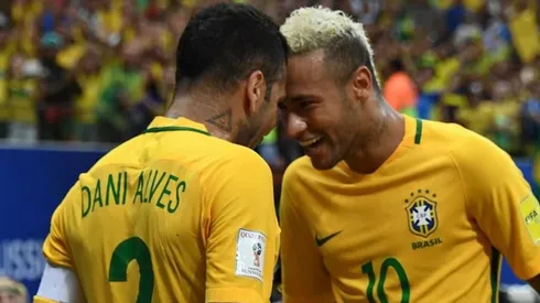 En el momento más difícil de Neymar, Dani Alves le escribió un emotivo mensaje