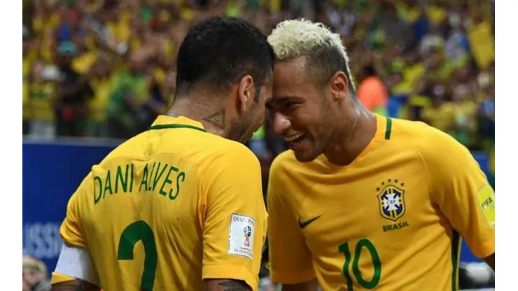 En el momento más difícil de Neymar, Dani Alves le escribió un emotivo mensaje