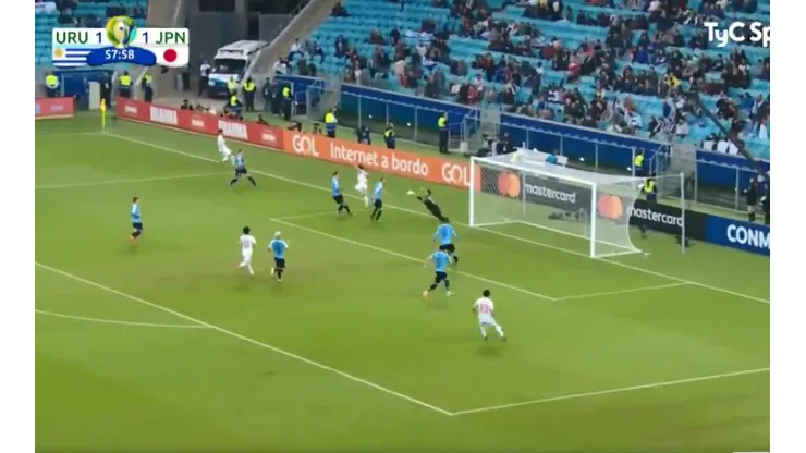 Muslera quiso cortar el centro, lo hizo de la peor manera y le regaló el 2-1 a Japón