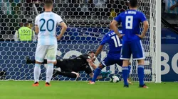 Foto de Franco Armani atajando el penal.