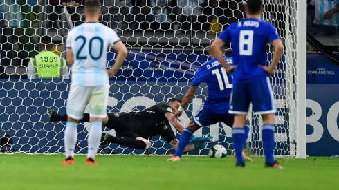 Foto de Franco Armani atajando el penal.