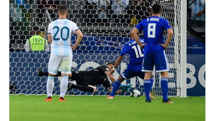 Foto de Franco Armani atajando el penal.