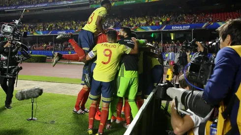 Foto de Radamel Falcao celebrando el gol de Colombia.