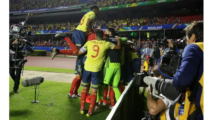 Foto de Radamel Falcao celebrando el gol de Colombia.