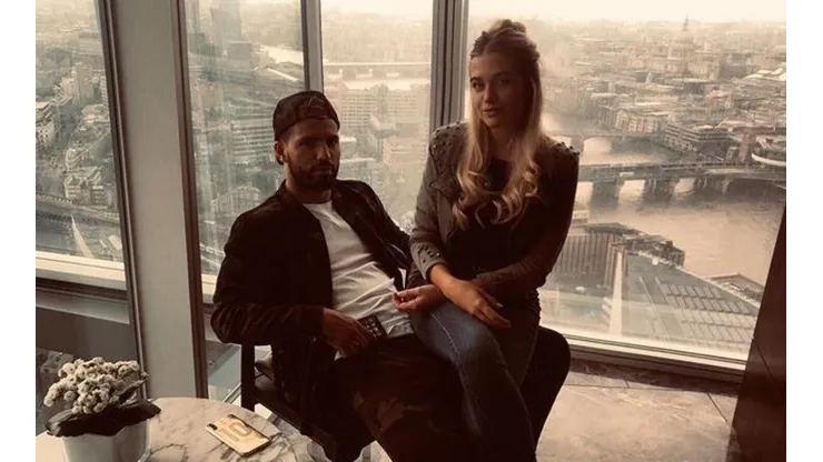 La novia del Kun Agüero metió foto en el estadio mientras jugaba Argentina y él le puso like