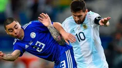 Almirón y Messi disputando la pelota.