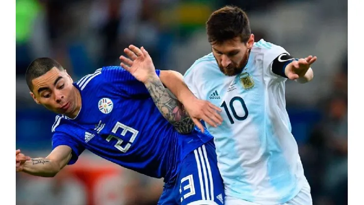 Almirón y Messi disputando la pelota.