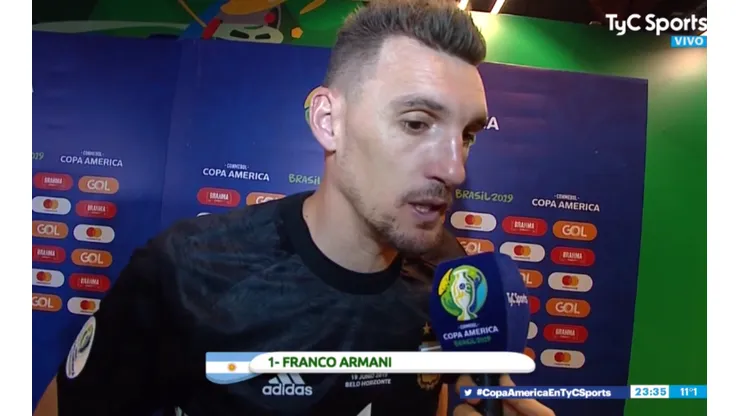 Apenas terminó el partido, Armani contó por qué se "sacó la bronca" con el penal