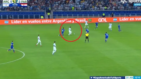 Lo quiso marcar a Messi y el Diez lo gambateó sin tocar el balón