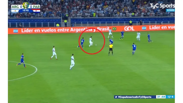 Lo quiso marcar a Messi y el Diez lo gambateó sin tocar el balón