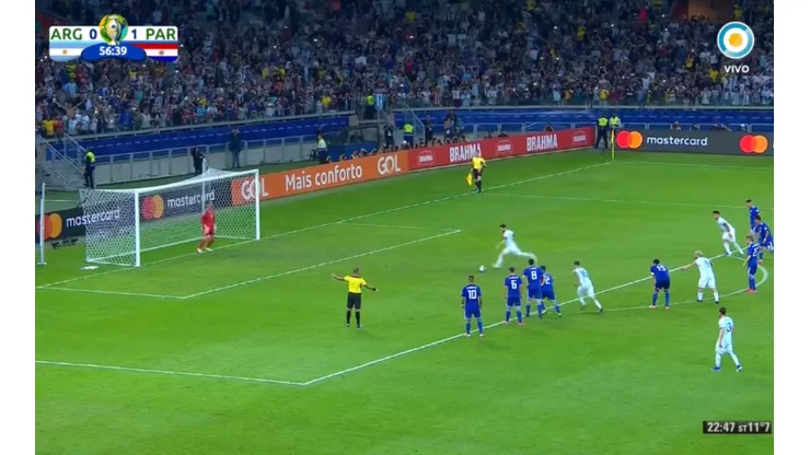 Aquí lo tienen a Messi: de penal, le pegó con mucha bronca para el empate de Argentina