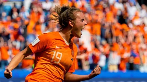 Jill Roord festejando un gol de Holanda