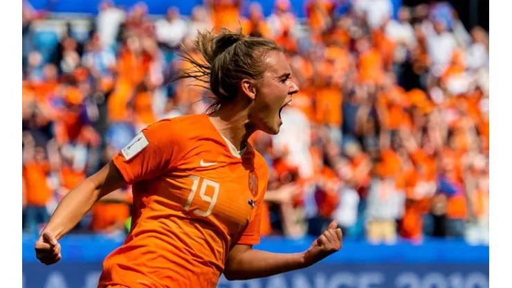 Jill Roord festejando un gol de Holanda