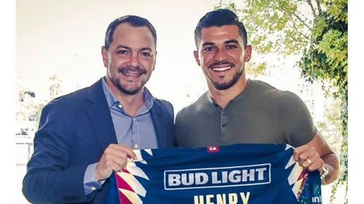 América anunció la renovación de contrato de Henry Martín, pero todos insultaron a Oribe
