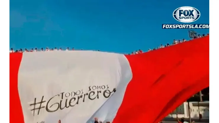 La baderola era llevada estirada a través del puente que ingresa al estadio