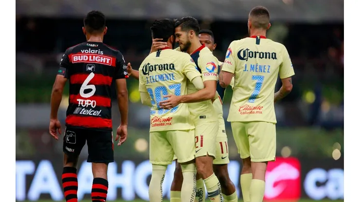 Henry Martín celebrando un gol con América.