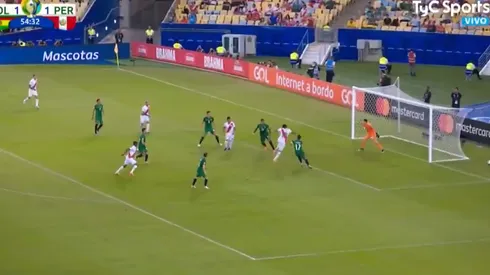 La dupla de la Bicolor: Guerrero tiró el centro y Farfán saltó más que todos para el 2-1