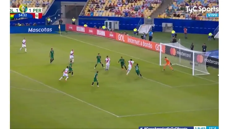 La dupla de la Bicolor: Guerrero tiró el centro y Farfán saltó más que todos para el 2-1