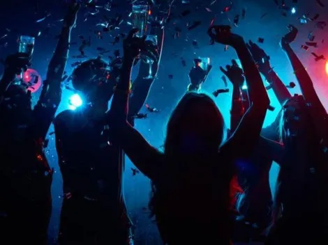 Fotos fuertes: pareja tiene relaciones en la calle después de salir de la discoteca