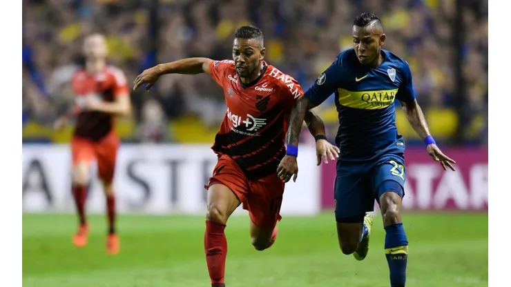Renan Lodi enfrentando a Boca en la Bombonera.