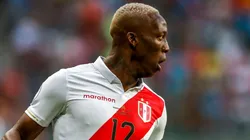 Luis Advíncula durante el choque ante Venezuela.