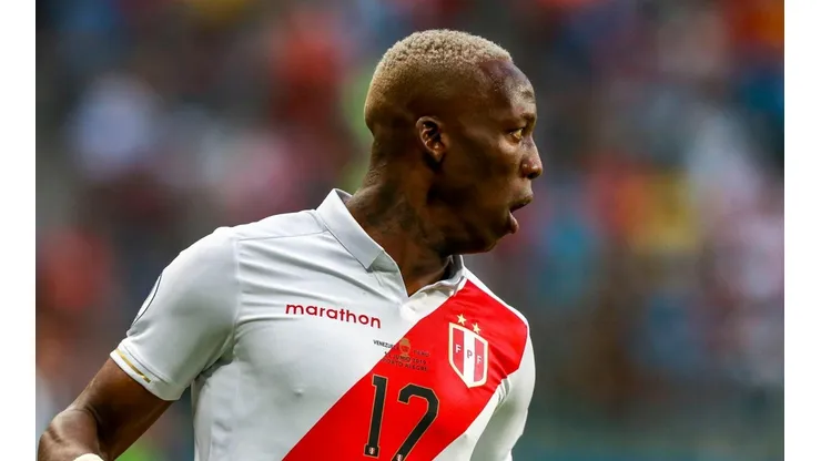 Luis Advíncula durante el choque ante Venezuela.