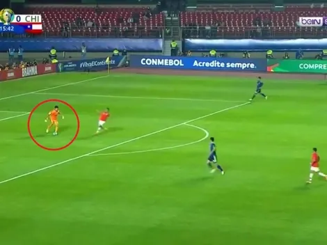 ¡Un atrevido! El arquero de Japón no tuvo miedo, la pisó en el área y dejó en ridículo a Vargas