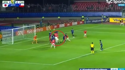 Gran salto de Erick Pulgar.