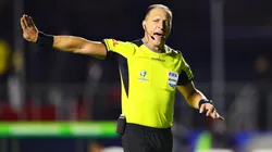 Néstor Pitana en el partido inaugural de la Copa América.
