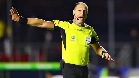 Néstor Pitana en el partido inaugural de la Copa América.