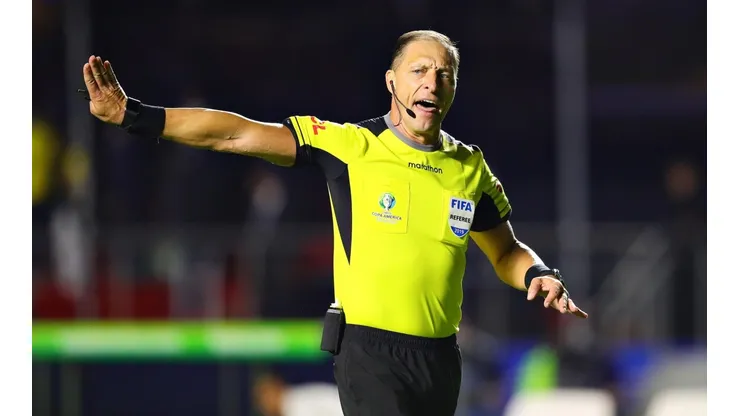 Néstor Pitana en el partido inaugural de la Copa América.
