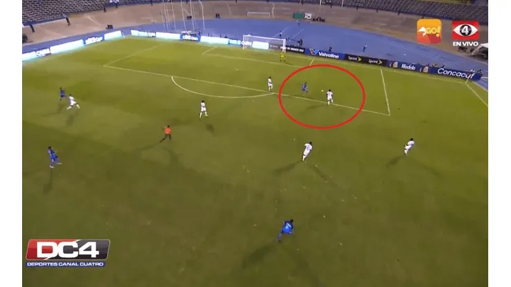 El blooper del año en la Copa Oro: el central le pifió al balón y el Salvador anotó un golazo