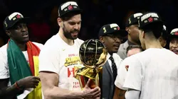 Fondo blanco: Marc Gasol se toma una botella de vino de un trago en la celebración de los Raptors