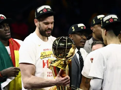 Fondo blanco: Marc Gasol se toma una botella de vino de un trago en la celebración de los Raptors