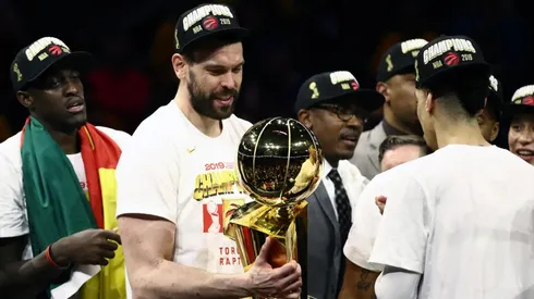 Fondo blanco: Marc Gasol se toma una botella de vino de un trago en la celebración de los Raptors